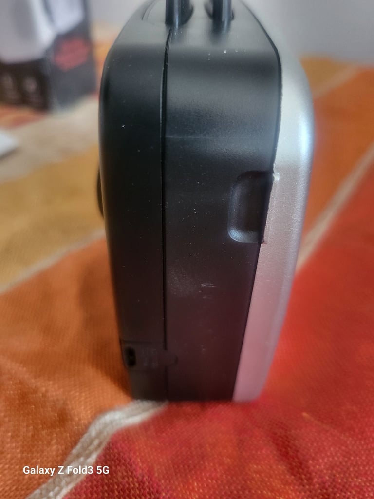 Groove GV-PS525 Portable Walkman Personal Cassette Player Radio Recorder Silver