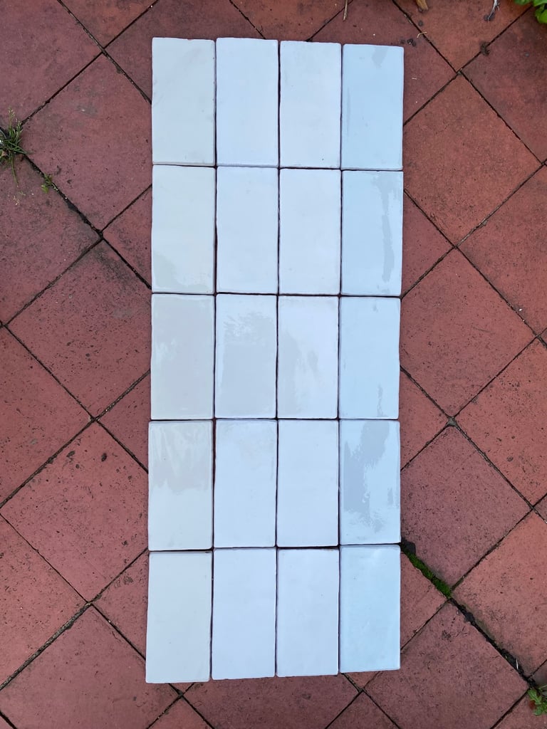 Kitchen tiles in neutral shades