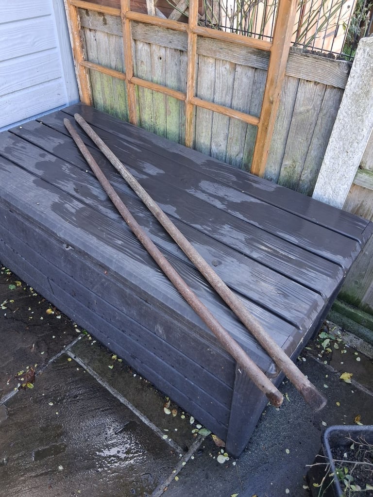 Kerb Bar and road pins