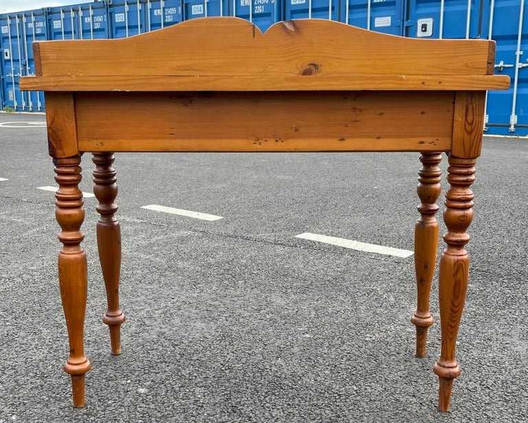 A QUALTY OREGON SOLID PINE CONSOLE TABLE