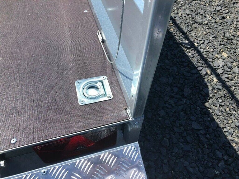 BRAND NEW 8,2ft x 4,3ft TWIN AXLE MASTER TRAILER WITH 40 CM MESH AND RAMP 1300KG BRAKED