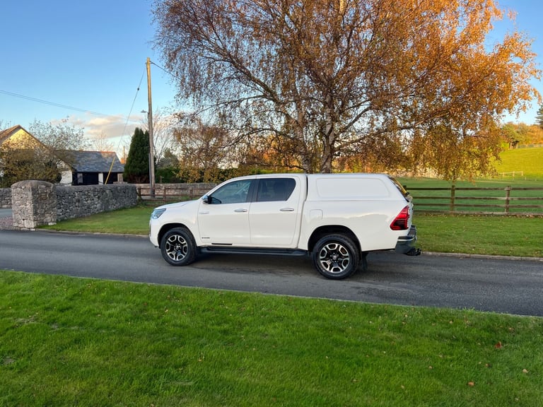 TOYOTA HILUX 2.4 D-4D 150PS INVINCIBLE AUTOMATIC 4X4 PICKUP 71 REG 61,200 MILES