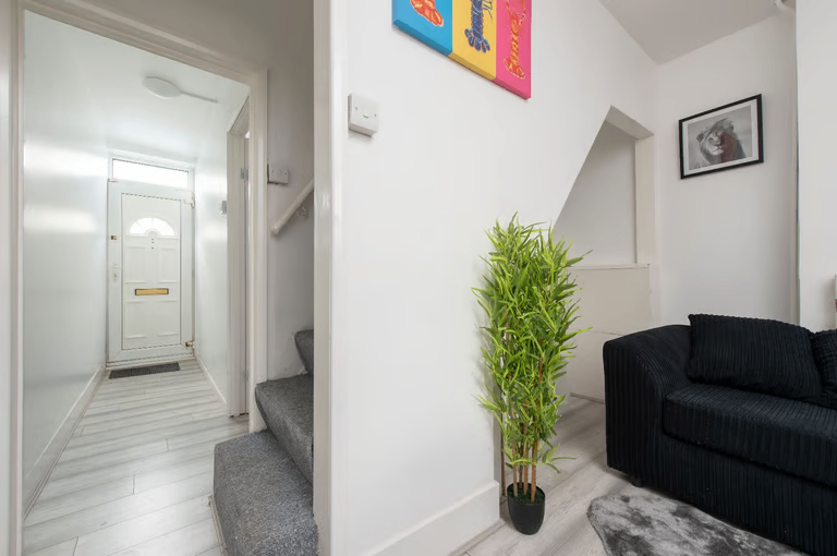 🏡 Spacious 4-Bed House for Rent – CR7 7EP