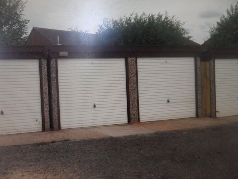LOCK UP GARAGE TO LET IN WEST BROMWICH