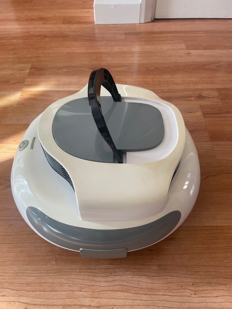 image for Pool cleaning robot 