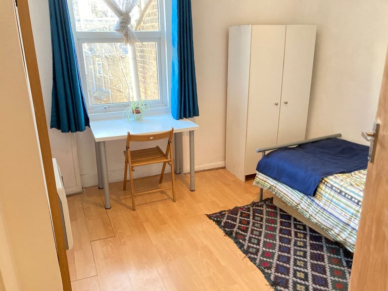 IncludesBillsNet In5BedFlat DRoom ToLet Share 2Shower KitchenDiningSitting VeryNearTubeBusShopsPark