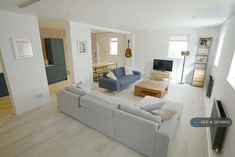 image for 3 bedroom house in Burnt Ash Hill, London, SE12 (3 bed) (#2674902)