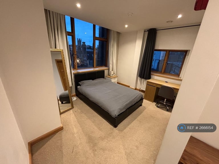 3 bedroom flat in College Green, Bristol, BS1 (3 bed) (#2666154)