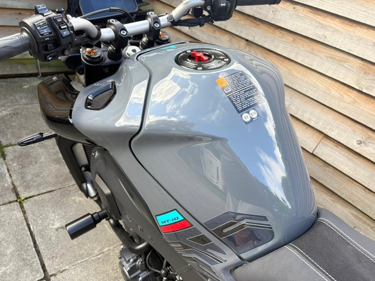 2023 / 73 Yamaha MT10 £10000 Grey 5978 miles.