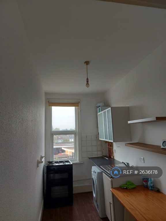 1 bedroom flat in Leytonstone, London, E11 (1 bed) (#2636178)