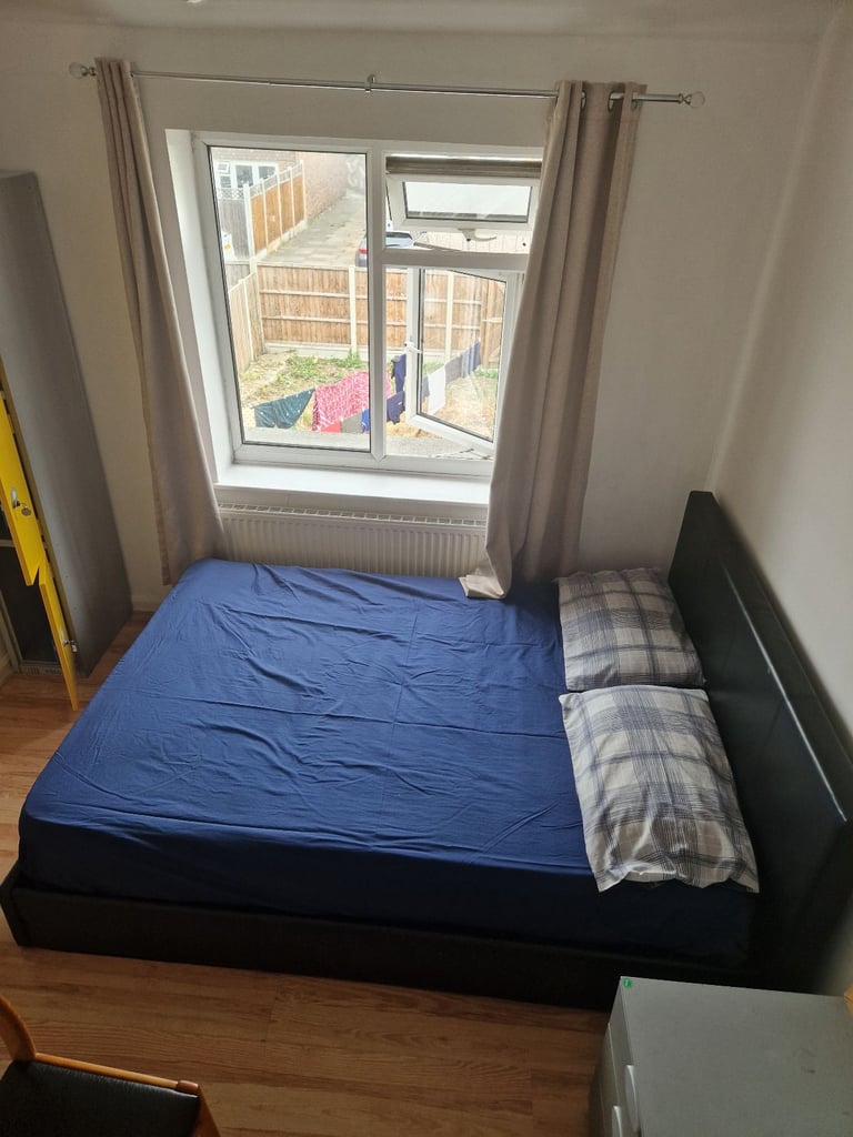 One double bedroom available 