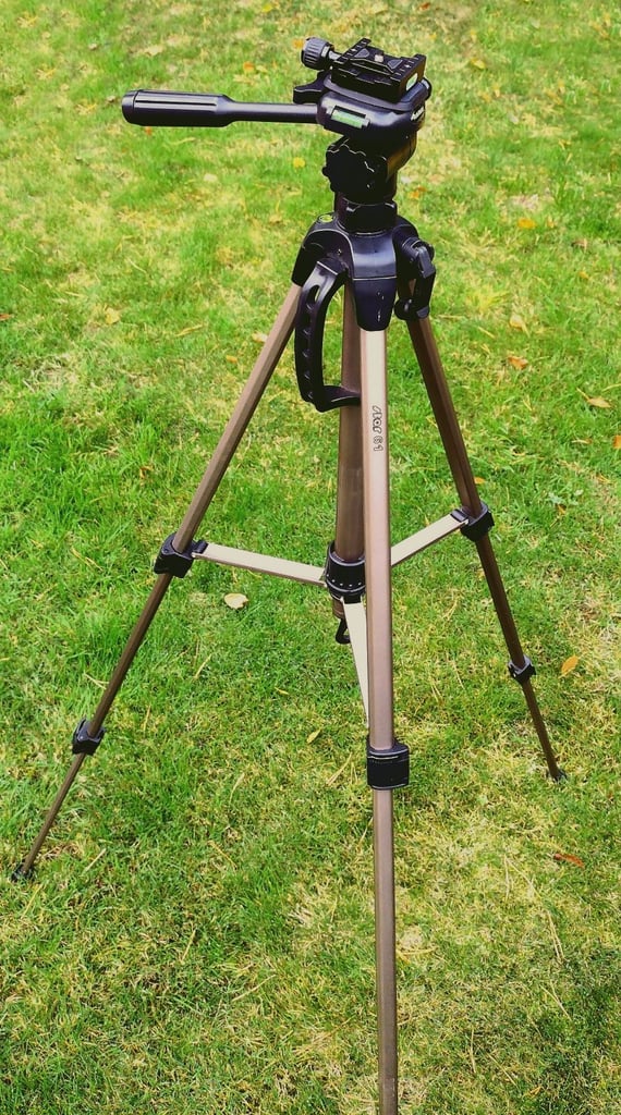 Hama Tripod. Lightweight aluminium frame. 3 way head and quick release plate. VGC
