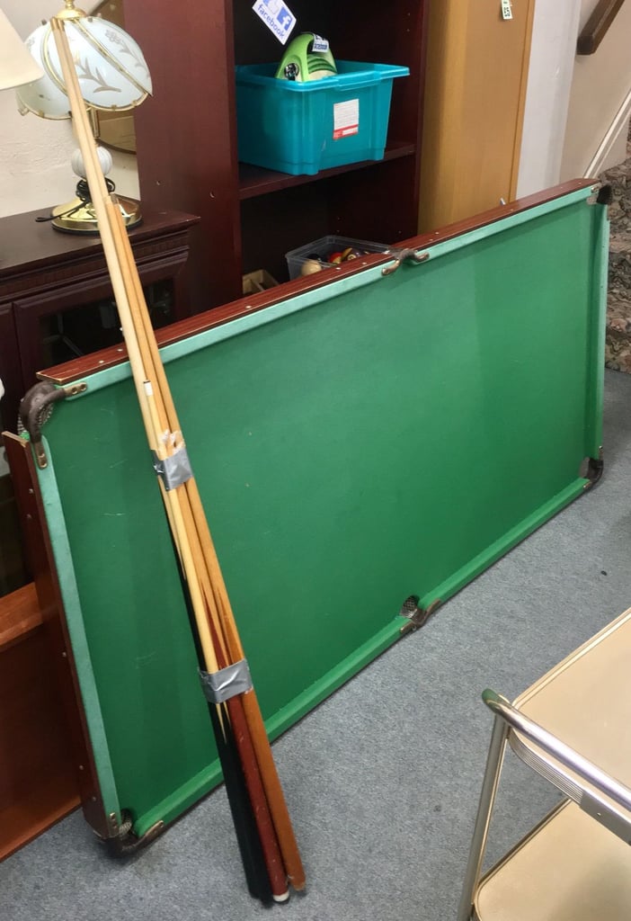 6ft Pool Table & Accessories (legs fold up) 