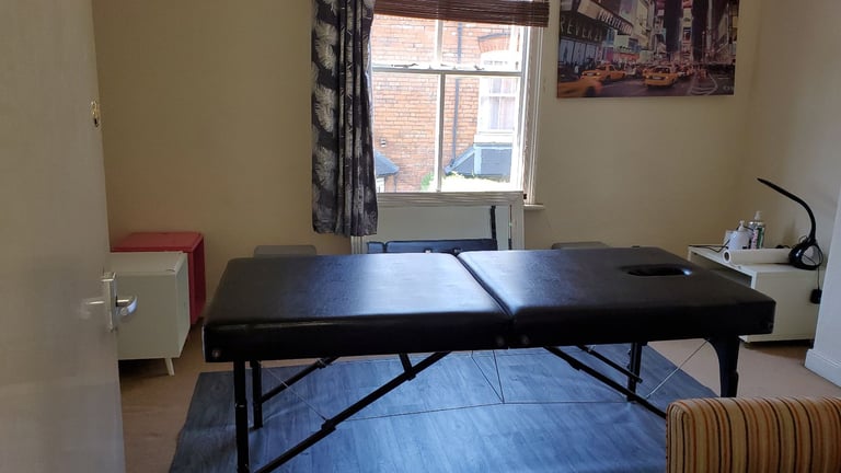 Brand New 31"Master Supreme Massage /Beauty Portable Table in excellent condition 