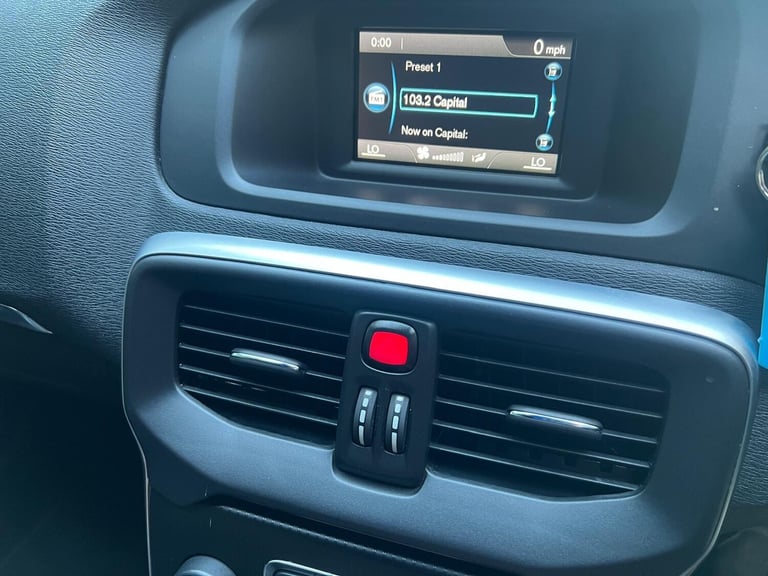 2018 Volvo V40 2.0 T2 R-Design Euro 6 (s/s) 5dr HATCHBACK Petrol Manual