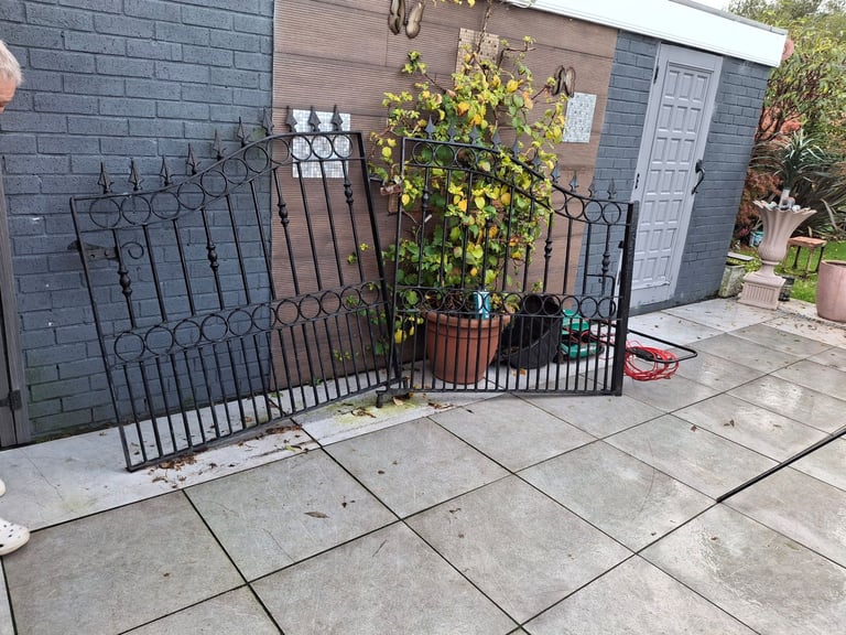 Front Gates - Great Condition