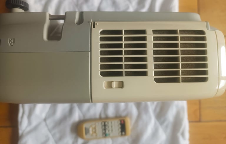 Epson LCD Projector model H353B with original remote control and power cable FAULTY