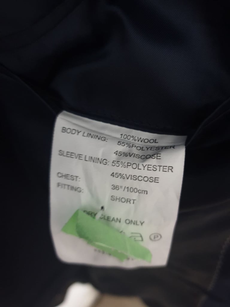 DKNY Men's Slim Fit Suit. 100 % Wool - Navy. Jacket - Chest : 36S. Trouser : 30S.