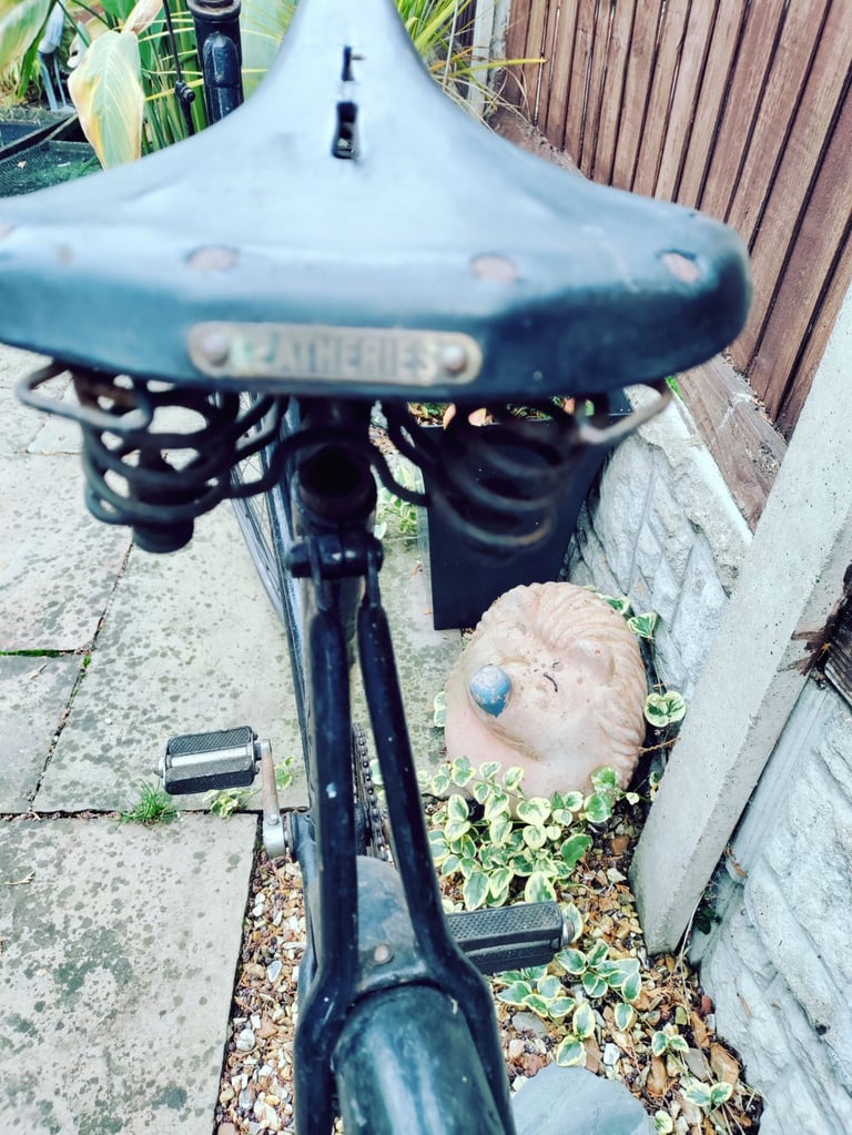 VINTAGE LADIES BIKE 