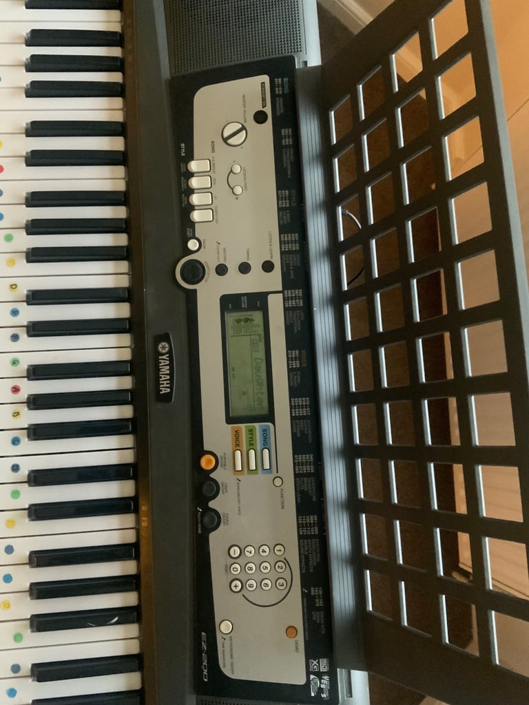 Yamaha EZ-200 61 Key Electronic Keyboard With Carry Case and Stand