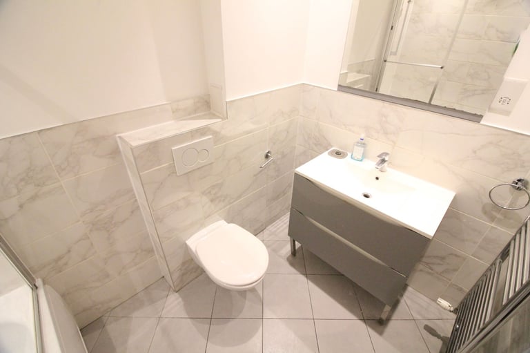 HUGE REFURBISHED TWO DOUBLE BEDROOM GROUND FLOOR FLAT- GARDEN PARKING- SOUTHALL HESTON HOUNSLOW