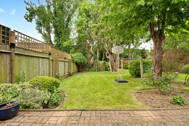AMAZING LARGE 6 BEDROOM SEMI NEAR TUBE, BUSES, SCHOOLS, PARK & SHOPPING CENTRE. IDEAL FOR FAMILIES