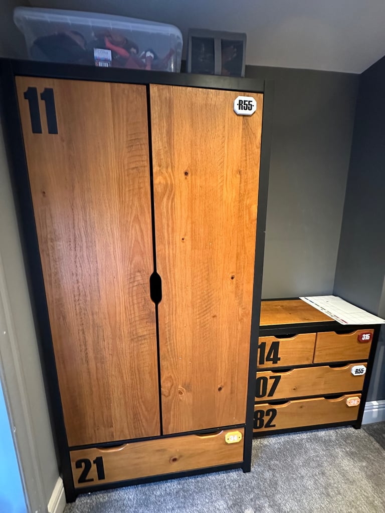 full size wardrobe £40 ONO