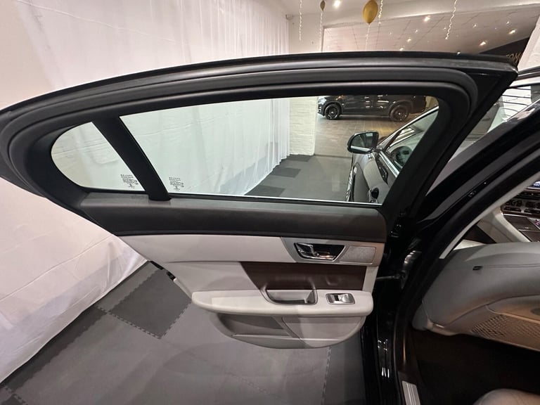 2012 Jaguar XF 2.2d Luxury 4dr Auto SALOON DIESEL Automatic