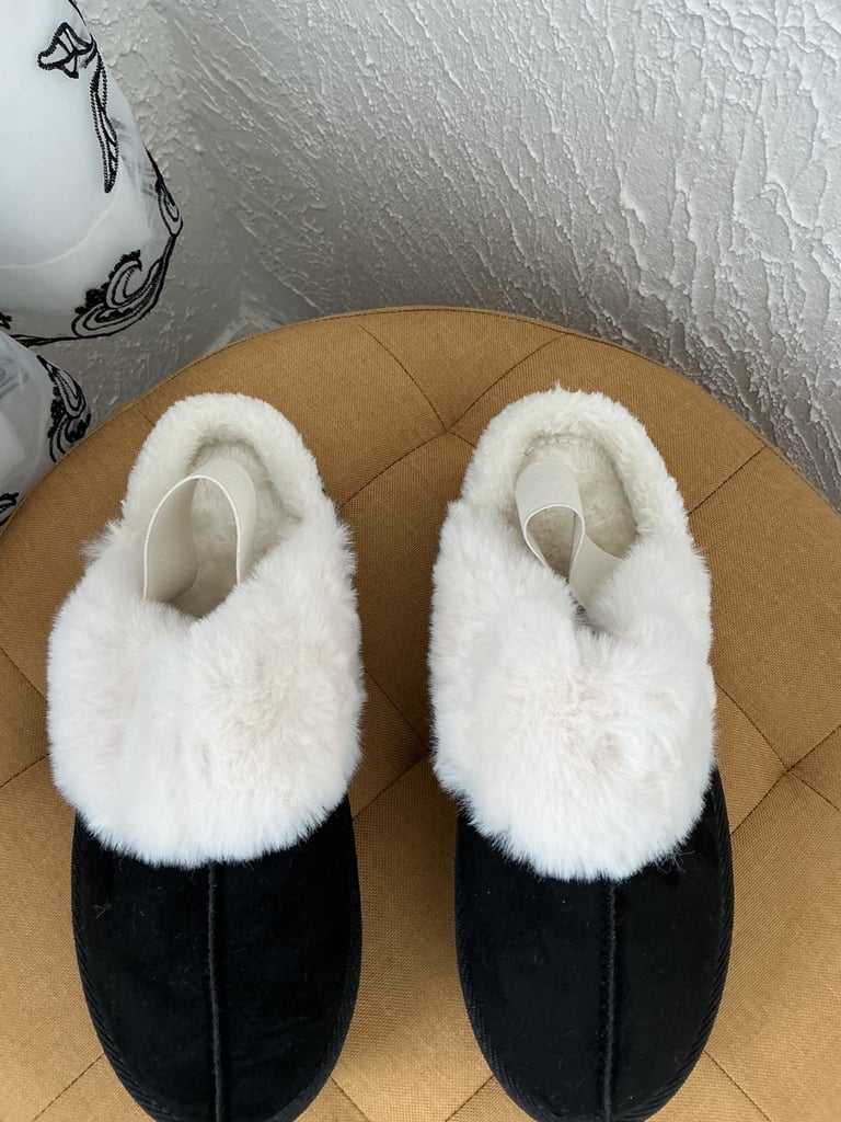 Ladies new slippers size 6 £10.00.