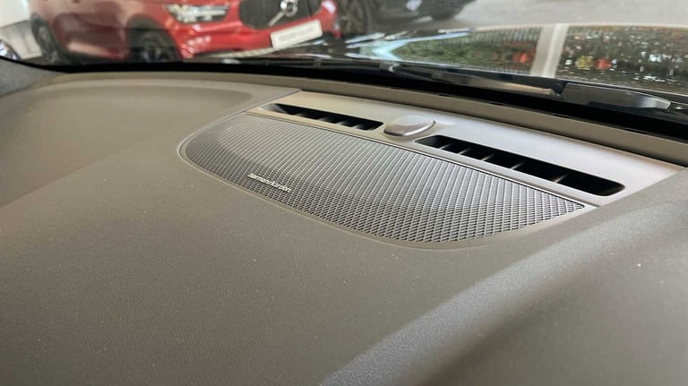 2025 Volvo XC40 2.0 B4P Ultra Black Edition 5dr Auto ESTATE PETROL Automatic