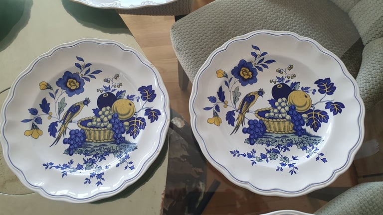 Dinner / Crockery Set - 16 piece (x3 plates chipped)