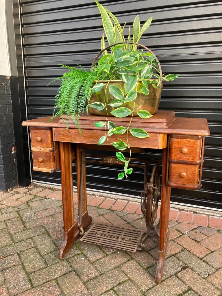 image for ANTIQUE OAK TREADLE SINGER SEWING MACHINE CABINET 