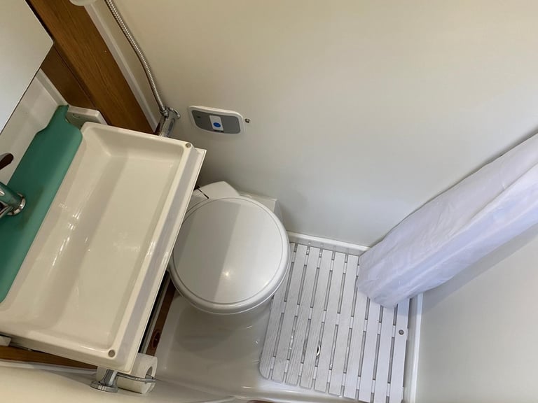 AUTO-TRAIL V-LINE 635 SE - 2017 - REAR LOUNGE - 2 BERTH