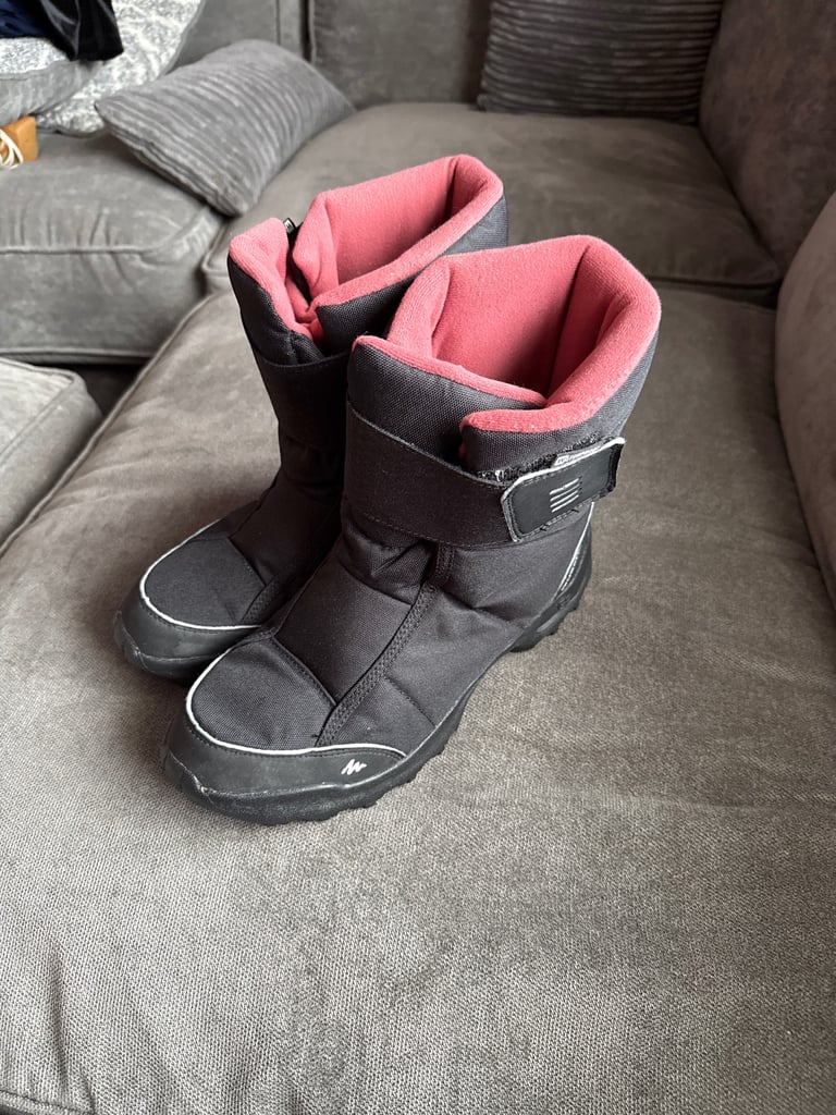 Decathlon Quechua snow boots. 