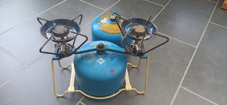 Camping Gaz 2-Burner Stove 2x 904 cylinders 1 empty 1 1/2 full apx + windshields