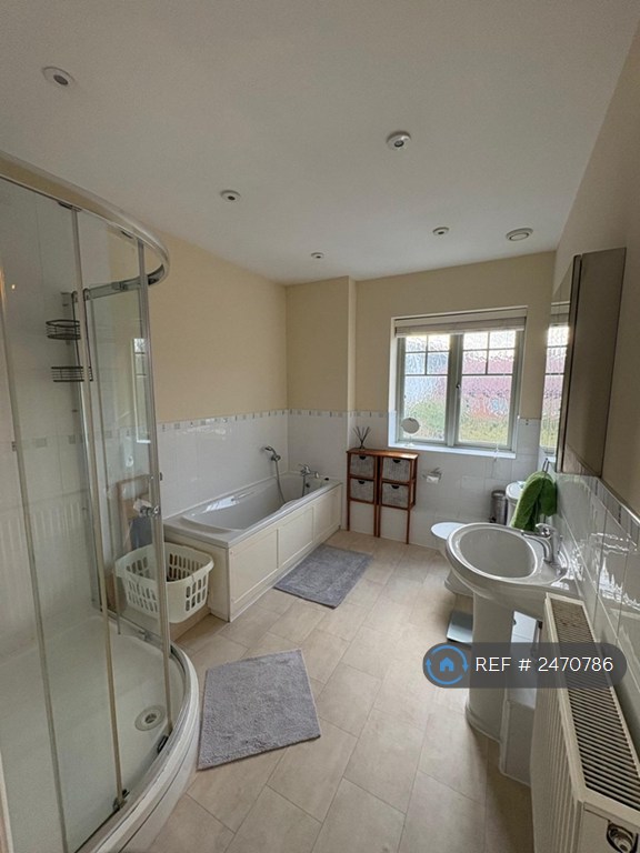 3 bedroom flat in Clickers Drive, Northampton, NN5 (3 bed) (#2470786)