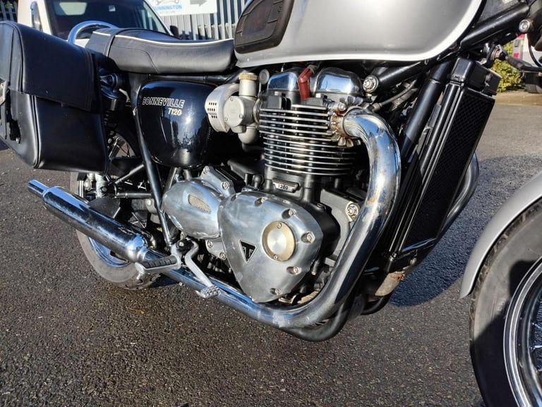 2017 66 TRIUMPH BONNEVILLE T120 T 120 1200 RED 1289 MILES CLASSIC STYLING
