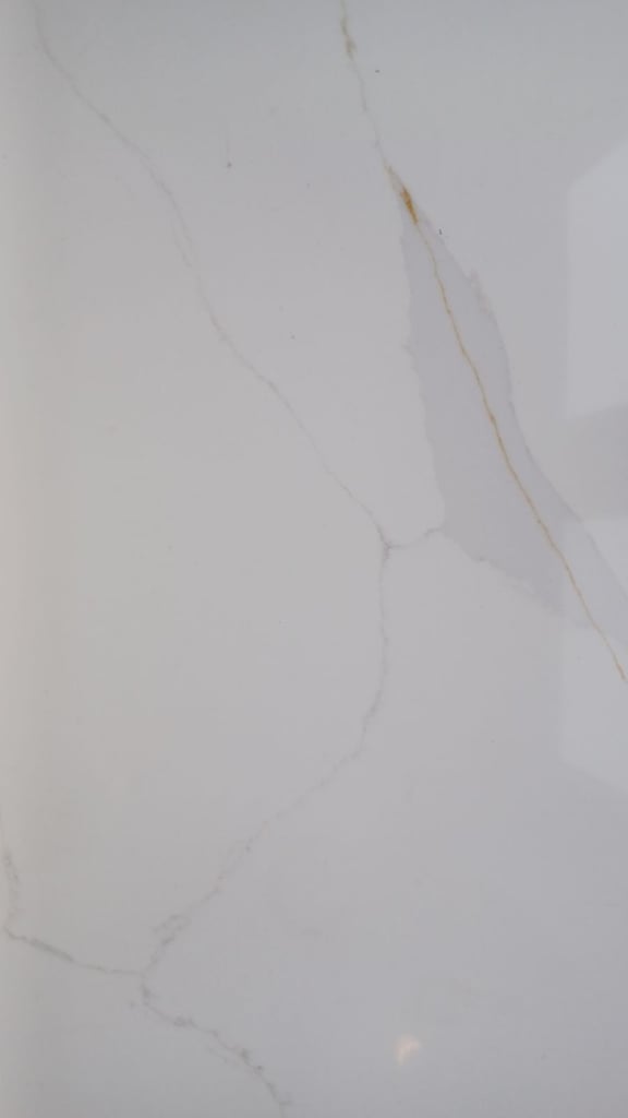 Quartz Splashback in gold marble design