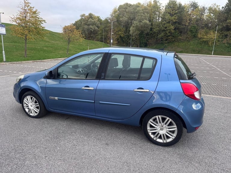 2011 Renault Clio 1.6 VVT Initiale TomTom Auto Euro 5 5dr HATCHBACK Petrol Automatic