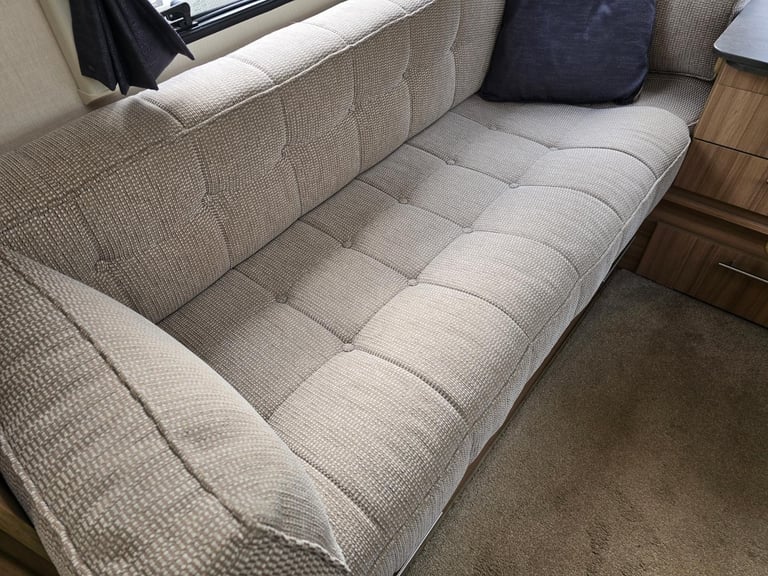 2017 Lunar Quasar 462 2 Berth End Washroom Caravan, Motor Mover