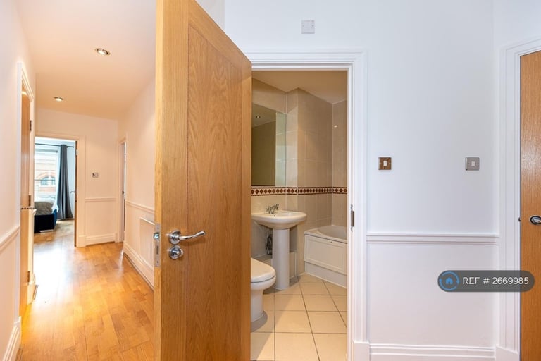 2 bedroom flat in Warren House, London, W14 (2 bed) (#2669985)