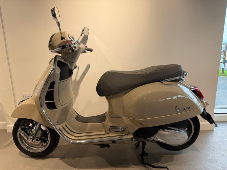 2024 VESPA GTS 300 HPE, '24 Plate with 967 miles
