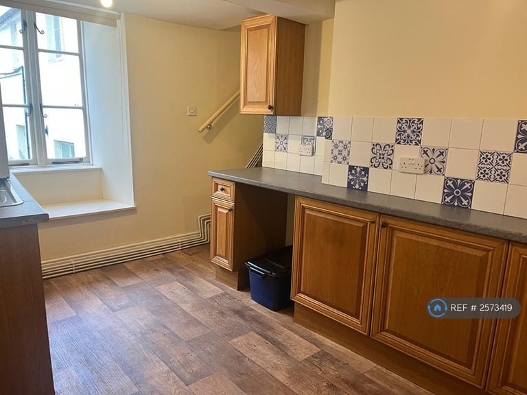 2 bedroom flat in High Street, Haverfordwest, SA61 (2 bed) (#2573419)