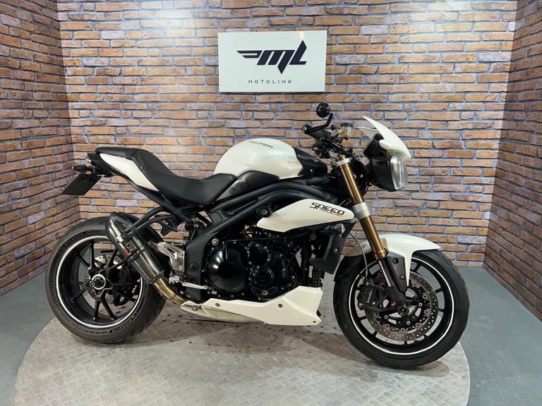 Triumph Speed Triple 1050 - EXCELLENT CONDITION - NATIONWIDE DELIVERY 
