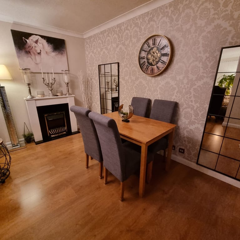 image for REDUCED PRICE BEAUTIFUL NEW MODERN MILTON  4-6 SEAT DINING TABLE