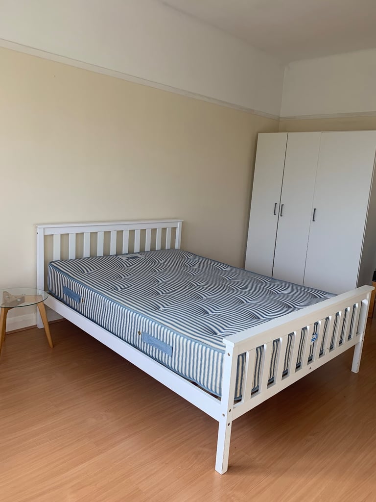 A bright large double room to rent in South Woodford