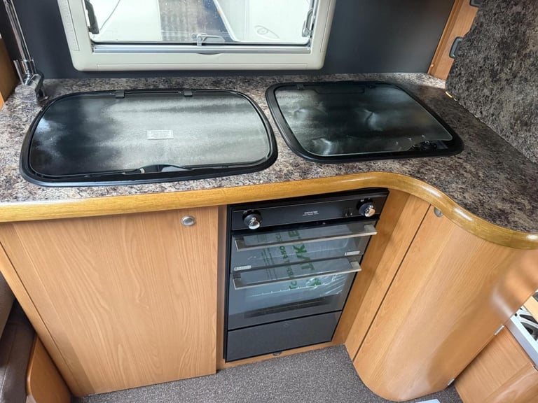 2011 Buccaneer Schooner Fixed bed end large washroom