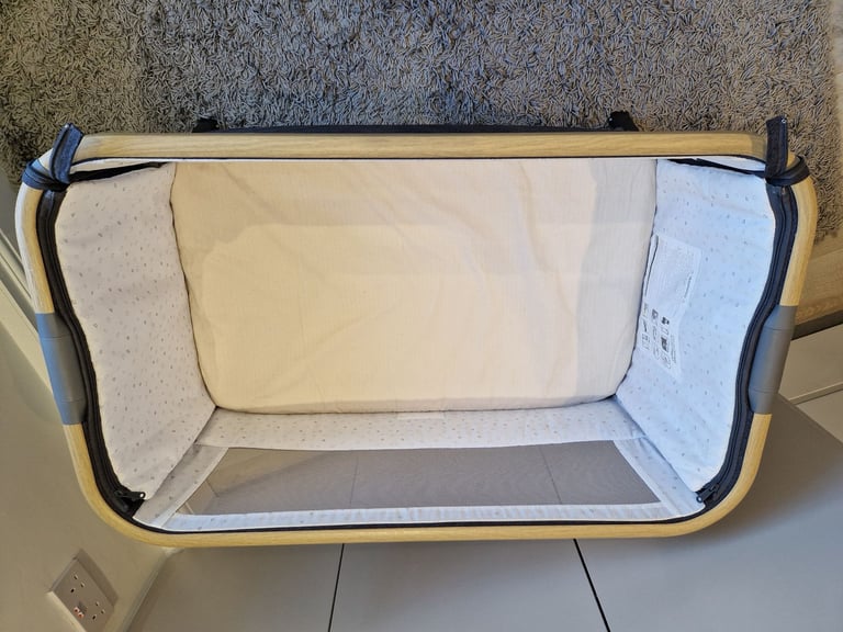 Tutti Bambini CoZee bedside crib / baby bed with mattress (0-6 months) – RRP: £169