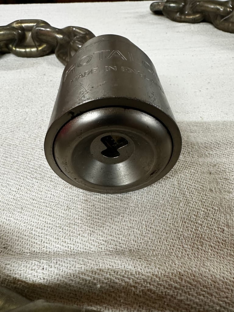 Rotalok rotating padlock and chain