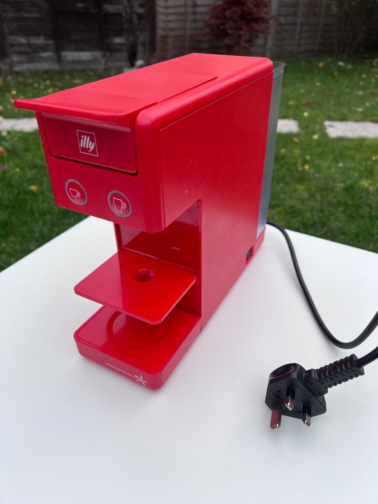 Illy coffee machine in red 